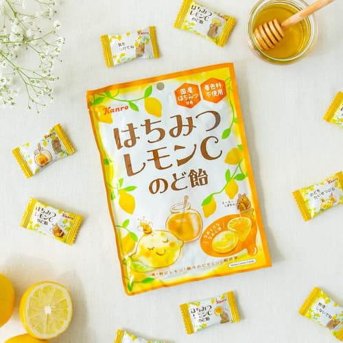 KANRO Honey Lemon C Throat Candy 75g ลูกอมที่อร่อยและชุ่มคอด้วยน้ำผึ้งอ่อนๆ และกลิ่นเลมอนที่สดชื่น thumbnail 2